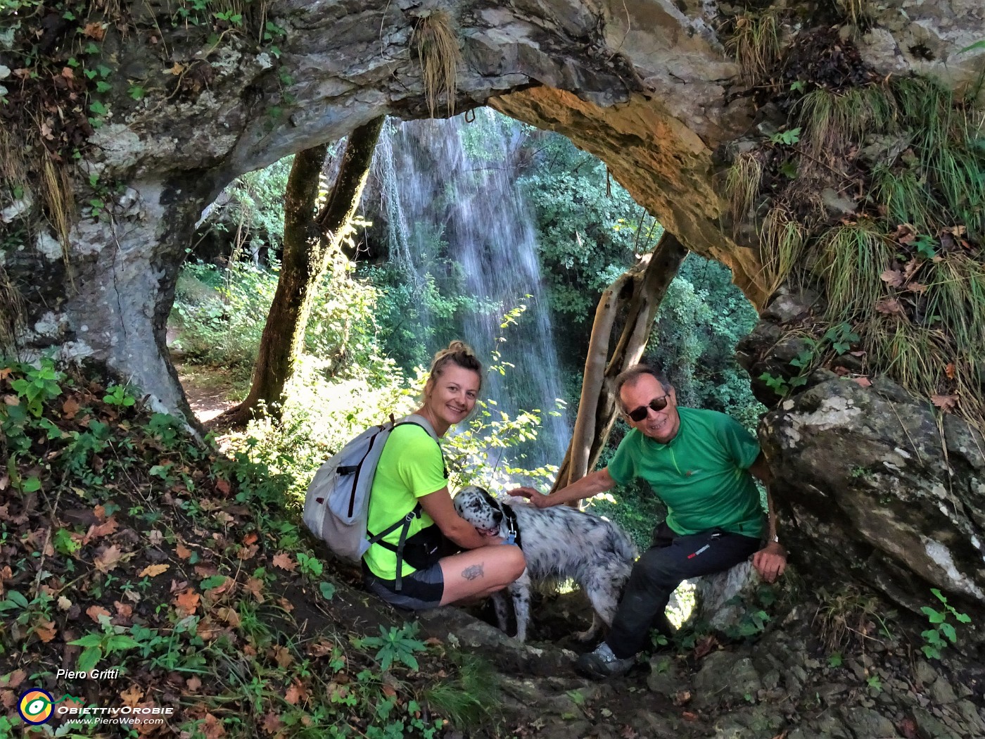 22 Ed eccoci alla 'Grotta dei ladri' con la cascata scrosciante dall'alto.JPG -                                